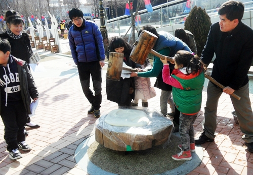 아빠와 딸이 떡메 치는 체험을 하고 있다.     &copy;조종안 
