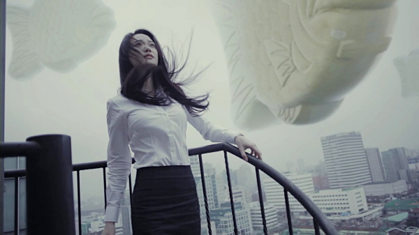 ▲  유투브를 통해 참붕어싸만코가 서울 곳곳에서 목격되는 장면으로, 블록버스터 영화에 나오는 거대한 외계 비행선처럼 실감나게 표현됐다.