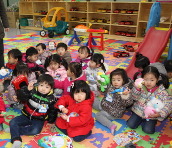 영등포구 자원순환센터 내에 새롭게 문을 연 장난감교실을 찾은 어린이집 원아들이(사진제공 영등포구청) 