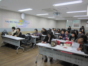 시니어 행복발전센터에서 지역주민들이 치매 케어기버 양성 교육을 받고 있다.(사진제공 영등포구 건강검진과)