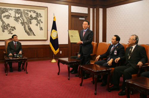 ▲13일 국회의장실에서 국회의원 293명(현역 국회의원 98%)이 서명한 선플정치 선언 동판 전달식에 앞서 선플본부 민병철 이사장이 선플정치 동판에 대한 설명을 하고 있다. &copy; 조응태