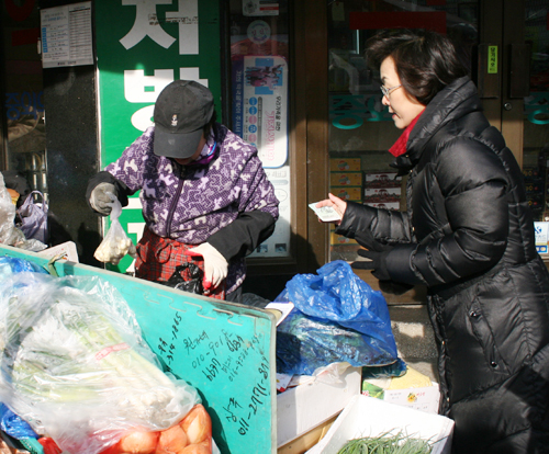 ▲  신연희강남구청장이 '전통시장 살리기 행사'의 일환으로 영동시장에서 야채를 구입하고 있다.       ©  조응태 