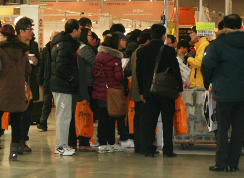 ▲   관람객들이 얼지 않는 수도꼭지에 관심을 쏟고 있다.   &copy; 김아름내