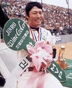 ▲ 1987년 한국시리즈 최우수 선수상을 받고 기뻐하는 김준환 선수 ©조종안 