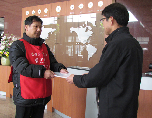 ▲   한단협 이정환 공동대표와 보건복지부 사무관   &copy; 김아름내