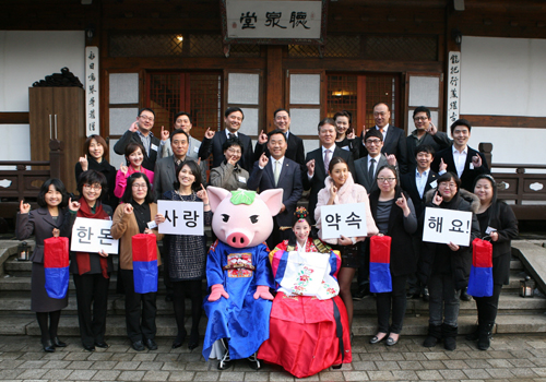 ▲    25일(월) 서울 성북구 삼청각 청천당에서 개최된 ‘2013 한돈명예홍보대사 위촉식’에서 한돈자조금관리위원회 이병모위원장과 함께 로컬푸드 토니오 쉐프, WE비만클리닉의 조애경 원장, 국립 축산과학원의 성필남 박사 등 요리 의학 식육 영양 헬스트레이너 분야의 명예홍보대사 20여명이 ‘한돈과 백년가약’ 컨셉으로 한돈사랑을 약속하며 사진촬영을 하고 있다.