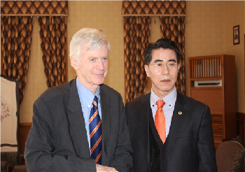 복원된 경교장에서 데이비드장관과 이정찬의원