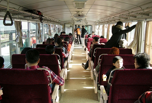 ▲ 비둘기호 컨셉으로 꾸몄다는 1호차 객실. 64인승으로 진한 향수를 불러일으켰다.     &copy;조종안 