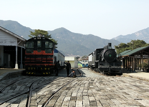 ▲ 영화와 드라마에 나왔던 기관차들이 구 곡성역에 전시되어 있다.     ©조종안 