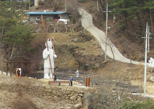 ▲ 도깨비를 감동시킬 정도로 효성이 지극했다는 마천목 장군 이야기가 담긴 도깨비상     &copy;조종안 