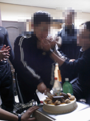 ▲ 2010년 1월 17일 생일축하가 이루어지고 있는 가운데 사진등으로 확인되는바에 따르면 상당히 화목한 분위기였다. 또 후배 생도들은 피해자로 지목된 김 아무개의 모습을 찍었다. 당시 김 아무개에게 후배생도들은 케잌으로 얼굴에 묻히는등 장난이 이어졌다.  ⓒ 박재관 제공