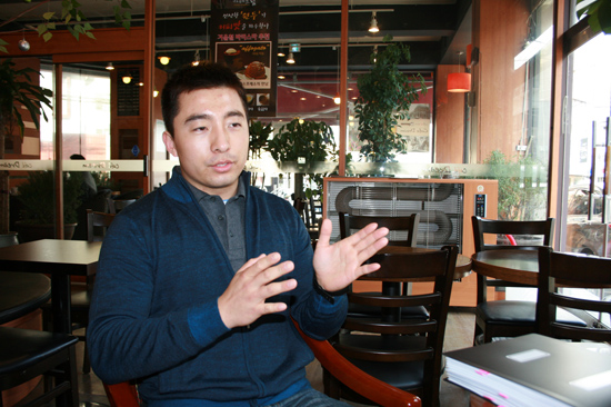  지난 3년간의 경험을 설명하고 있는 박재관 씨     &copy; 추광규 