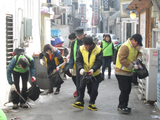 20여명의 노숙인으로 구성된 '오이지 봉사단' 봉사활동