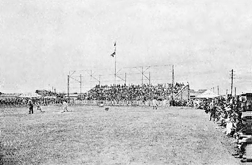▲ 야구경기가 열리고 있는 군산 공설운동장(1930년대), 스텐드(관람석)도 갖춘 운동장이었으나 1970년대 후반 주택단지가 되었다.     &copy;조종안 