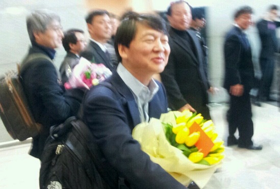 지지자들을 환영을 받으며 인천공항에 도착한 안철수 전 대선후보 