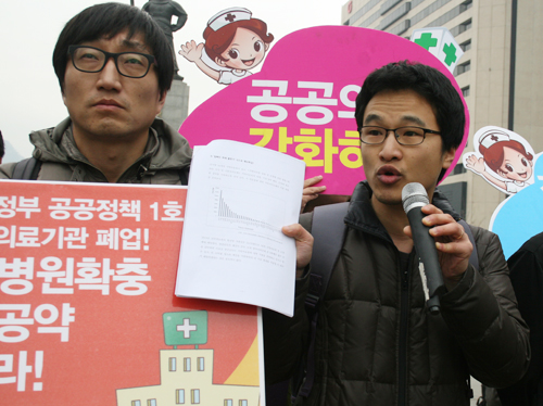 ▲ 사회진보연대 김동근 연구원이 자료를 내밀고 있다.     ⓒ 김아름내