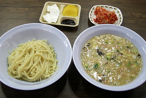 ▲ 소스가 회색빛을 띠는 홍영장 물짜장, 맛이 단백한 게 특징.     &copy;조종안 