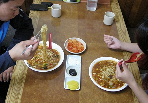 ▲ 30대 중반의 직장인 부부가 물짜장을 맛있게 먹고 있다.     &copy;조종안 