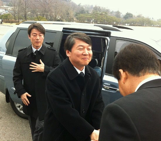  12일 현충원을 방문한 안철수 전 대선후보