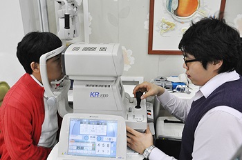 봄의 불청객 황사…바리락스, 눈 건강관리 필수