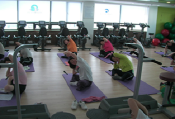 헬스리셋 참여자들이 운동처방사와 함께 운동을 하고 있다.