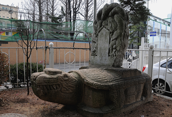  현재 용산철도회관(용산구 한강로 4가 40-1010)에 있는 연복사탑중창비