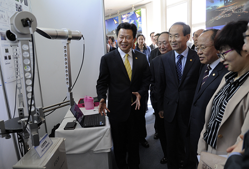 ‘2013 기상장비 기술개발 전시회’를 둘러보고 있는 이일수 기상청장, 윤성규 환경부장관, 최봉홍 국회의원(새누리당), 은수미 국회의원(민주통합당) (좌부터)