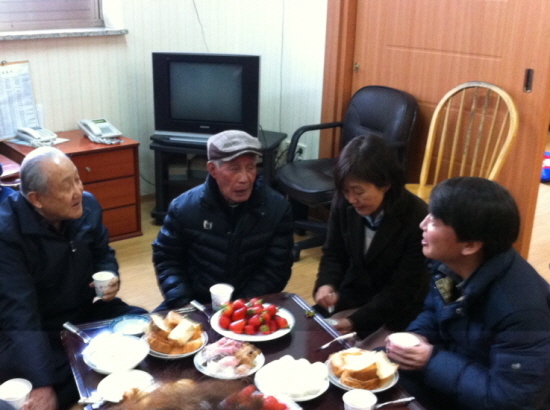 주민들이 준비해준 다과상을 뒤로하고 구민들의 애로사항을 듣고 있다