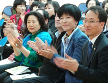 토론회를 주최한 김영주 국회의원 (영등포갑)가운데