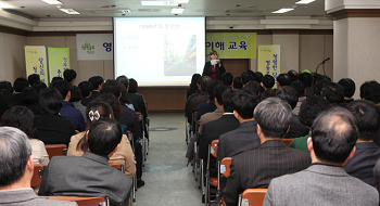 외국인강사 강의를 경청하고 있는 관계자들(사진 영등포구 제공)