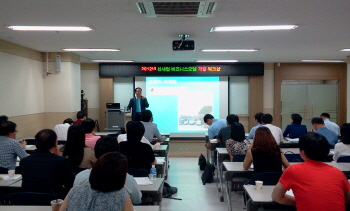 웹문서최적화 전문가 깁재민 강사가 강의를 하는 모습