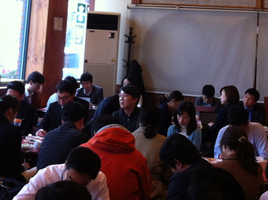 28일 기자간담회를 열고 있는 안철수 후보