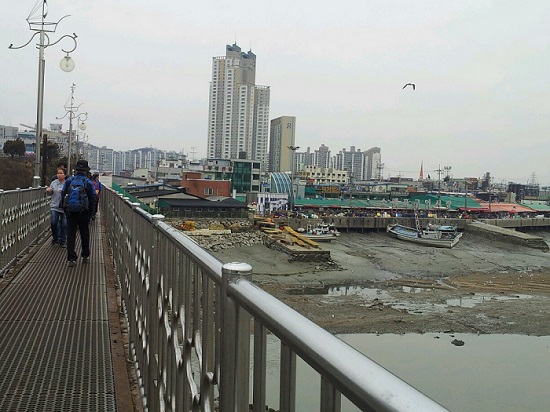 소래철교 뒤로 멀리 소래어시장이 보인다