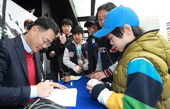 이숭용, 마해영 해설위원이 행사에 참석한 시민들과 함께
