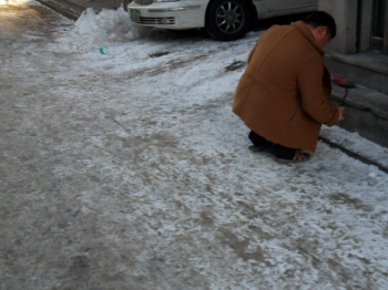 지난해 2월 집 앞 어름을 깨고 있는 주민(영등포구 당산동)