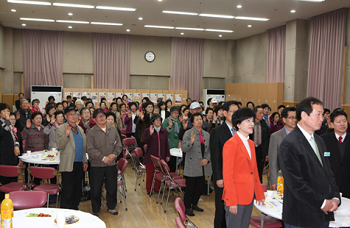 2일 함께살이사업 발대식에서 밀알 대표 2분이 선언문을 낭독하고 있다 