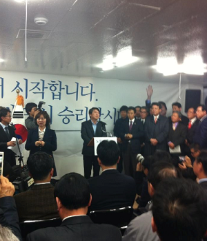 인사말을 통해 새 정치를 약속하는 안철수 무소속후보(&copy;신보애)