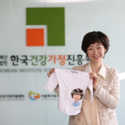  ‘미혼모 아기에게 배냇저고리 보내기’ 캠페인 시즌2에 동참한 한국건강가정진흥원의 고선주 원장