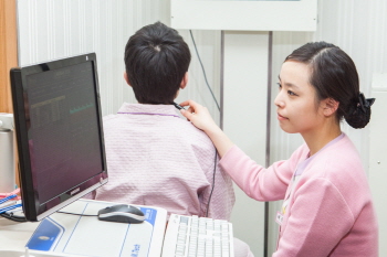 건강검진을 받고 있는 모습(사진제공=은평연세병원)