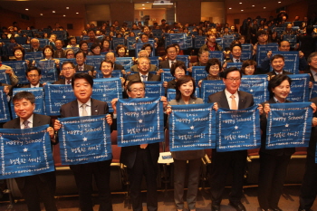 폭력없는 Happy School, 청소년이 행복한 세상’ 기원 손수건을 펼쳐 든 조윤선 여성가족부장관