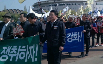 ‘진주의료원 지키기’ 국민대회를 마친 참가자들이 경남도청으로 이동하며 가두행진을 벌이고 있다