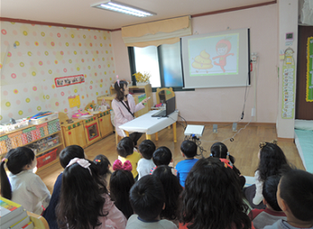  영등포구 어린이집에서 영양사가 색소 추출 실험을 시연해보이며 영양교육을 진행하고 있다.