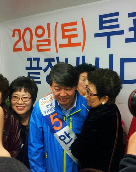 간담회를 마친후 주민과 안철수 무소속 후보가 대화를 나누고 있다 ⓒ김성규