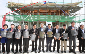 박승호 포항시장과 내빈들이 소원을 적은 기와를 들고 기념촬영을 하고 있다