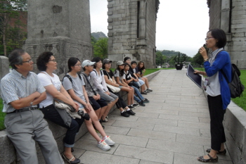 독립문에 대하여 설명을 듣는 가족관람객들