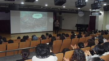 교육 참석자들이 교육을 듣고 있는 모습