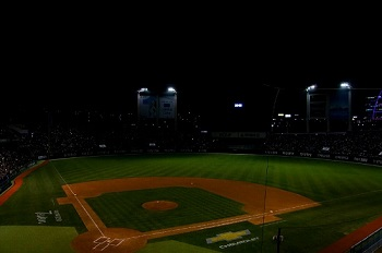 클리닝타임도중 발생한 정전으로 어둠에 묻혀있는 잠실야구장 