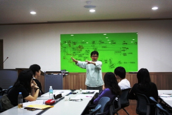 독립의 다양한 의미와 각 계열별 독립운동에 대해 설명듣는 학생들