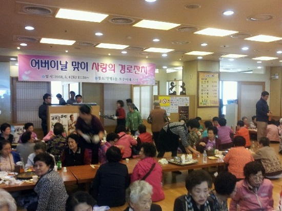 어버이날 맞이 사랑의 경로잔치가 열린 또순이네식당