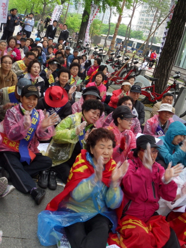 각지에서 모여든 주민들이 ‘도시정비법개정안’철회를 요구하며 집회를 열고 있다